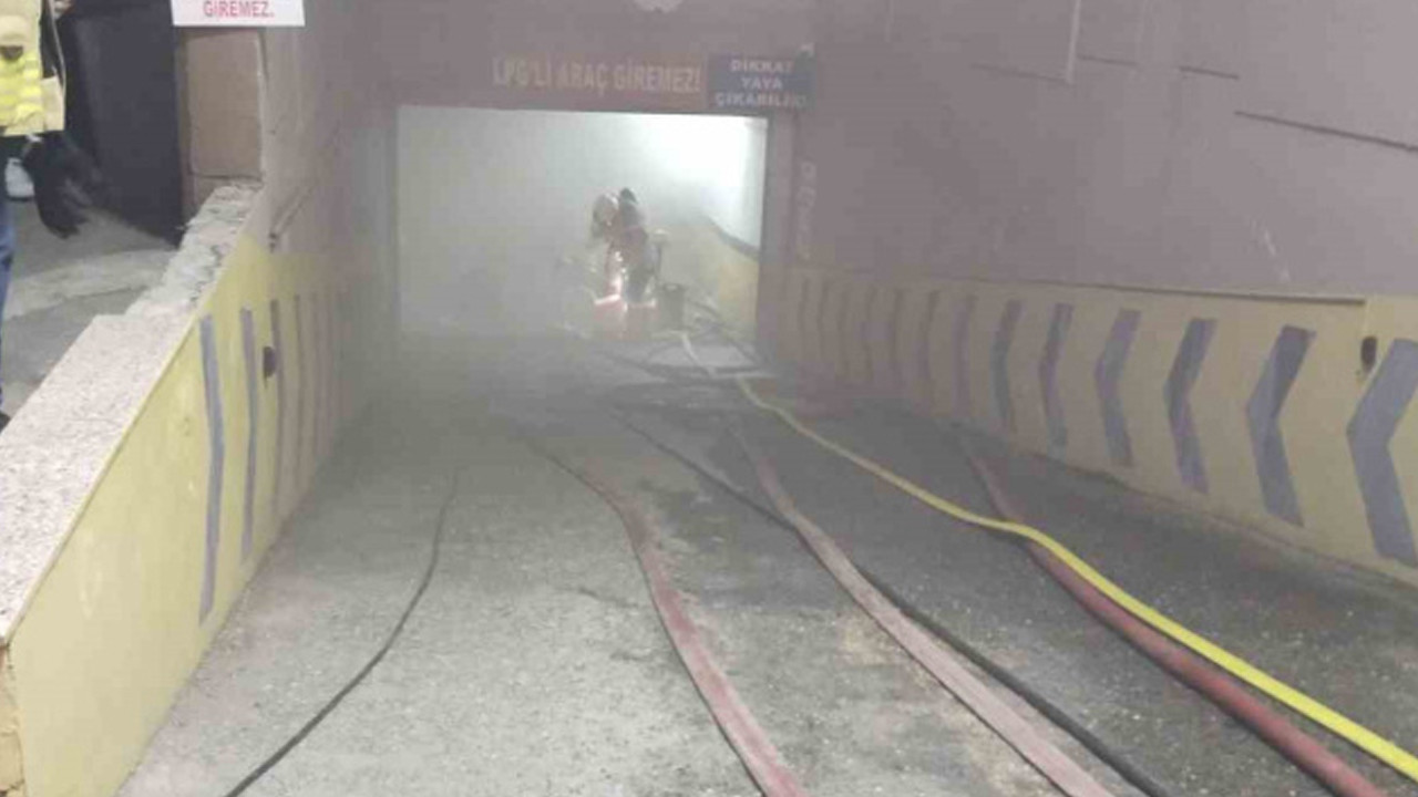 Ototparkta park halinde duran araçta yangın çıktı