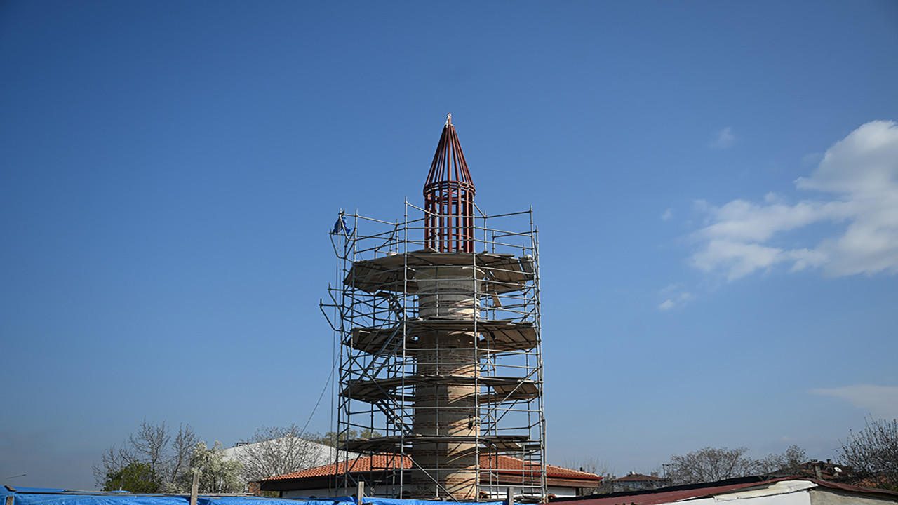 Şeyh Şüceaddin Camisi'nin tarihi minaresi "hafif külahla" tamamlandı