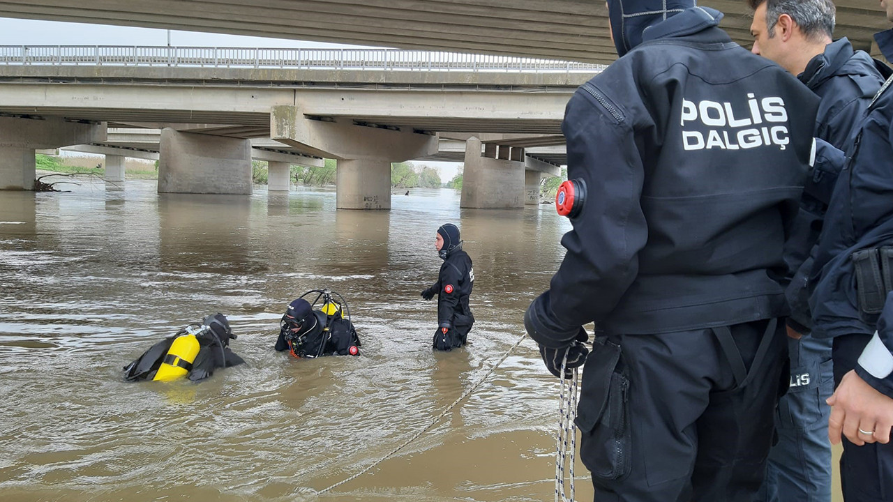 Yağıştan yükselen dere, köprünün altından geçmek isteyen yaşlı adamı yuttu