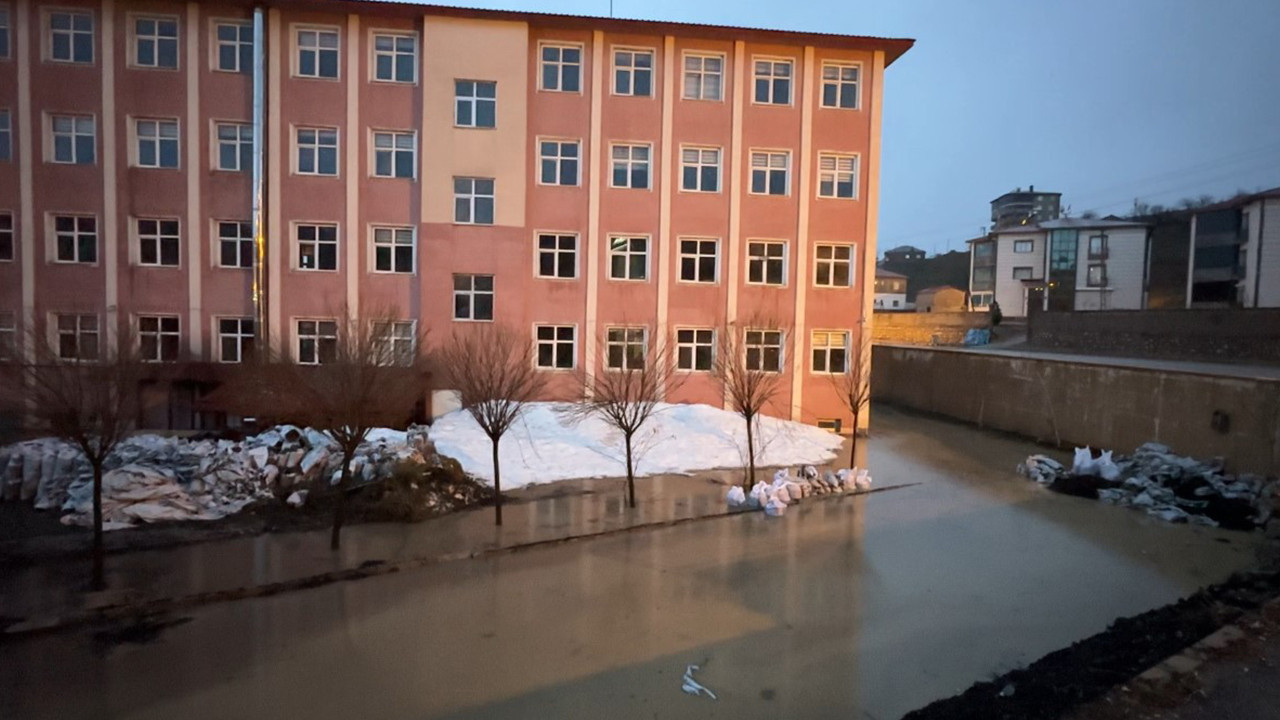 Yüksekova’da bir okul sular içinde kaldı