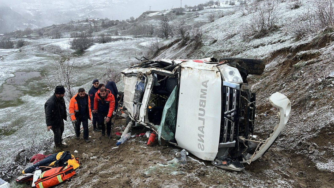 Artvin'de ambulans uçuruma devrildi: 1 ölü 4 yaralı