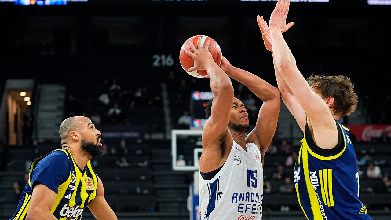 Fenerbahçe Anadolu Efes'i 16 sayı farkla yendi