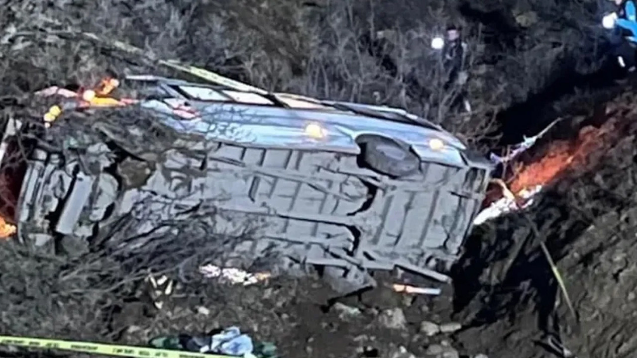 İşçi servisi devrildi: 2 ölü, 10 yaralı var