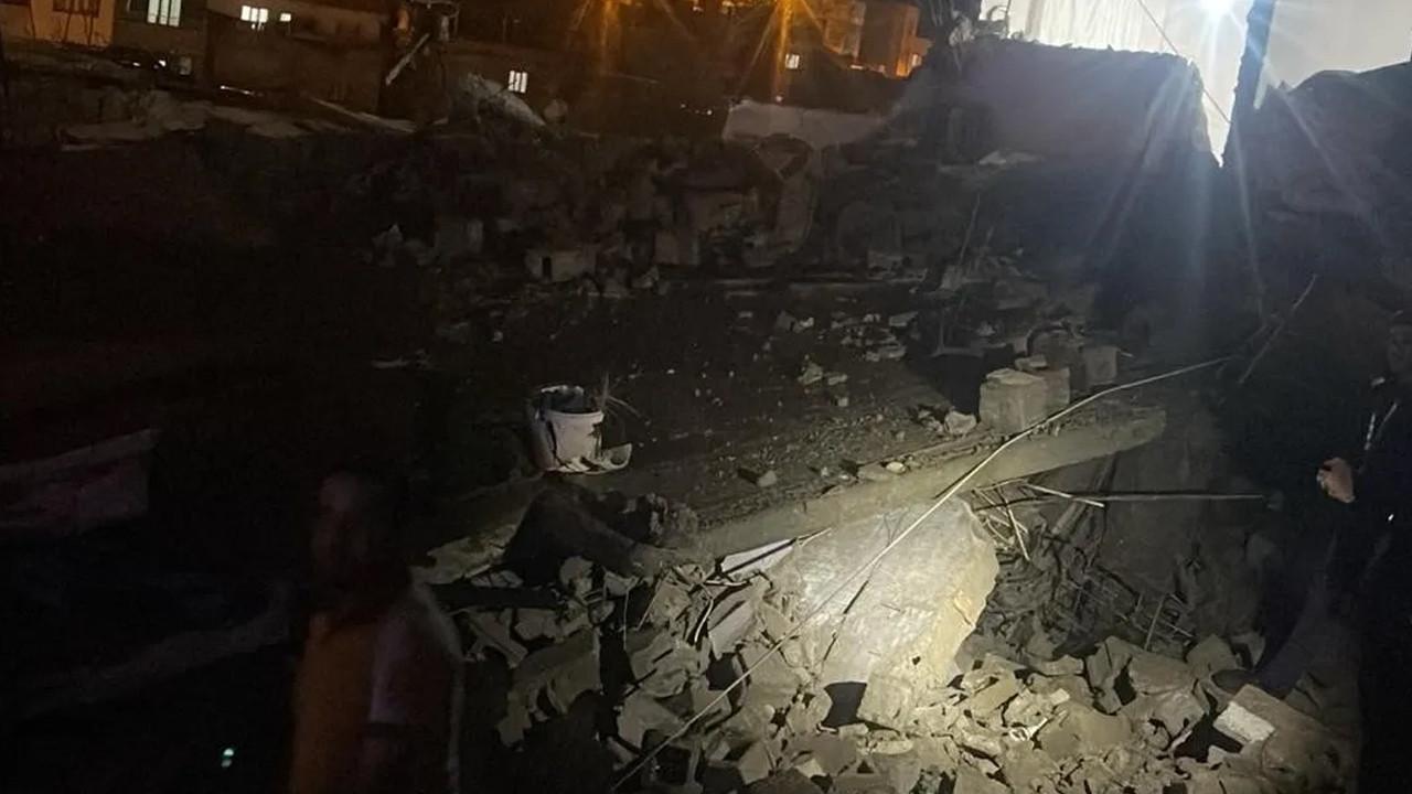 Siirt’te metruk bina sağanağın ardından çöktü