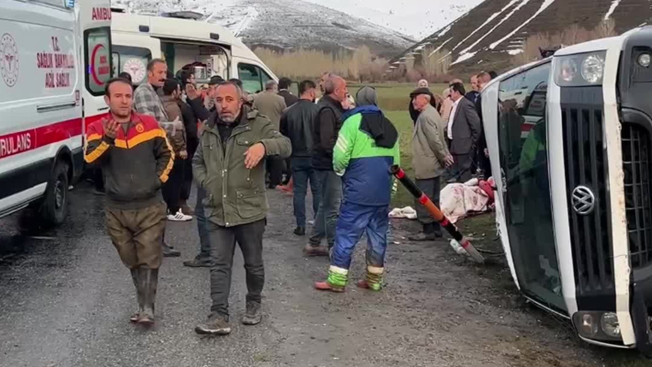Van’da minibüs kazası: 1’i ağır 13 yaralı