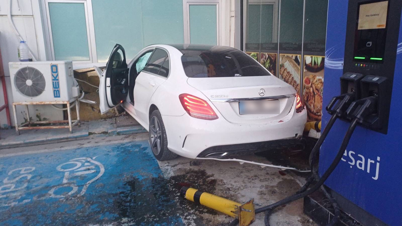 Bilecik'te kontrolden çıkan otomobil benzin istasyonuna girdi