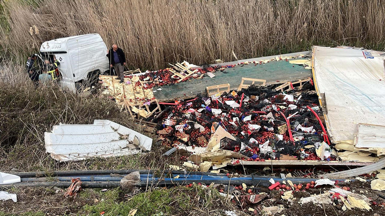 Isparta’da elma yüklü çekici kanala devrildi: 1 yaralı