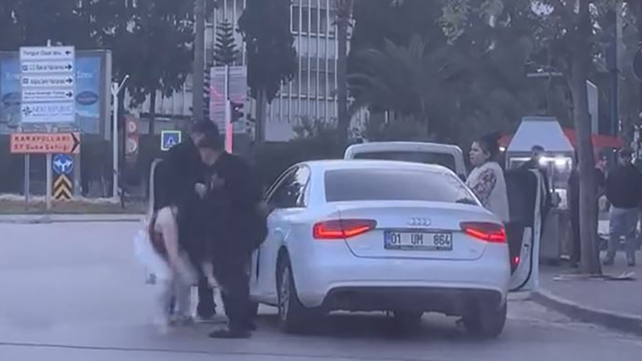 Kadını otomobilden indirip yere ittiler: Polis onları arıyor: Adana'da dehşet anları
