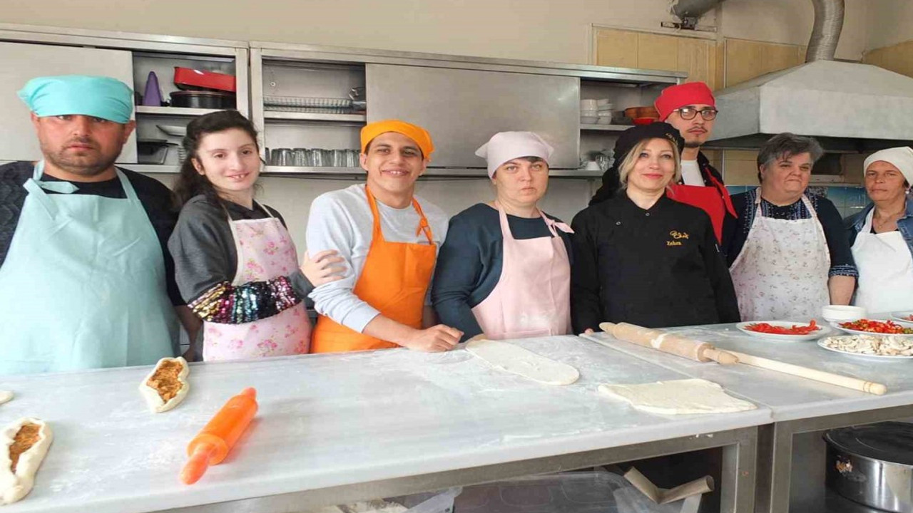 Özel gençler mutfağa girip pide ve pizza yaptı