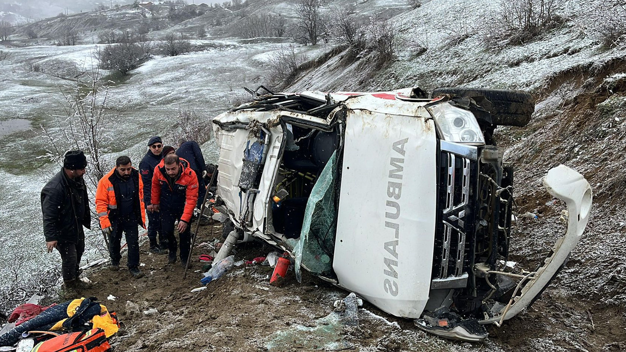 Şavşat’ta ambulans kazası: 1 kişi hayatını kaybetti, 4 yaralı