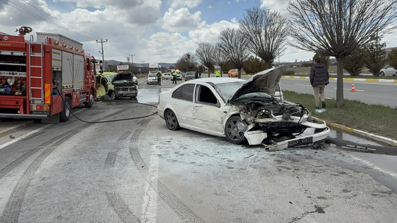 Tesis kapısında genç futbolcular yaralandı