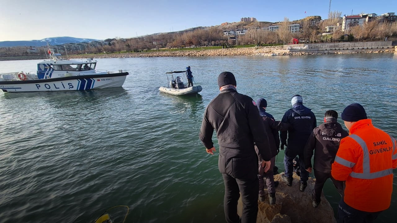 Van Gölü’nde sesiz bekleyiş yerini acıya bıraktı: Baran’ın cansız bedeni bulundu