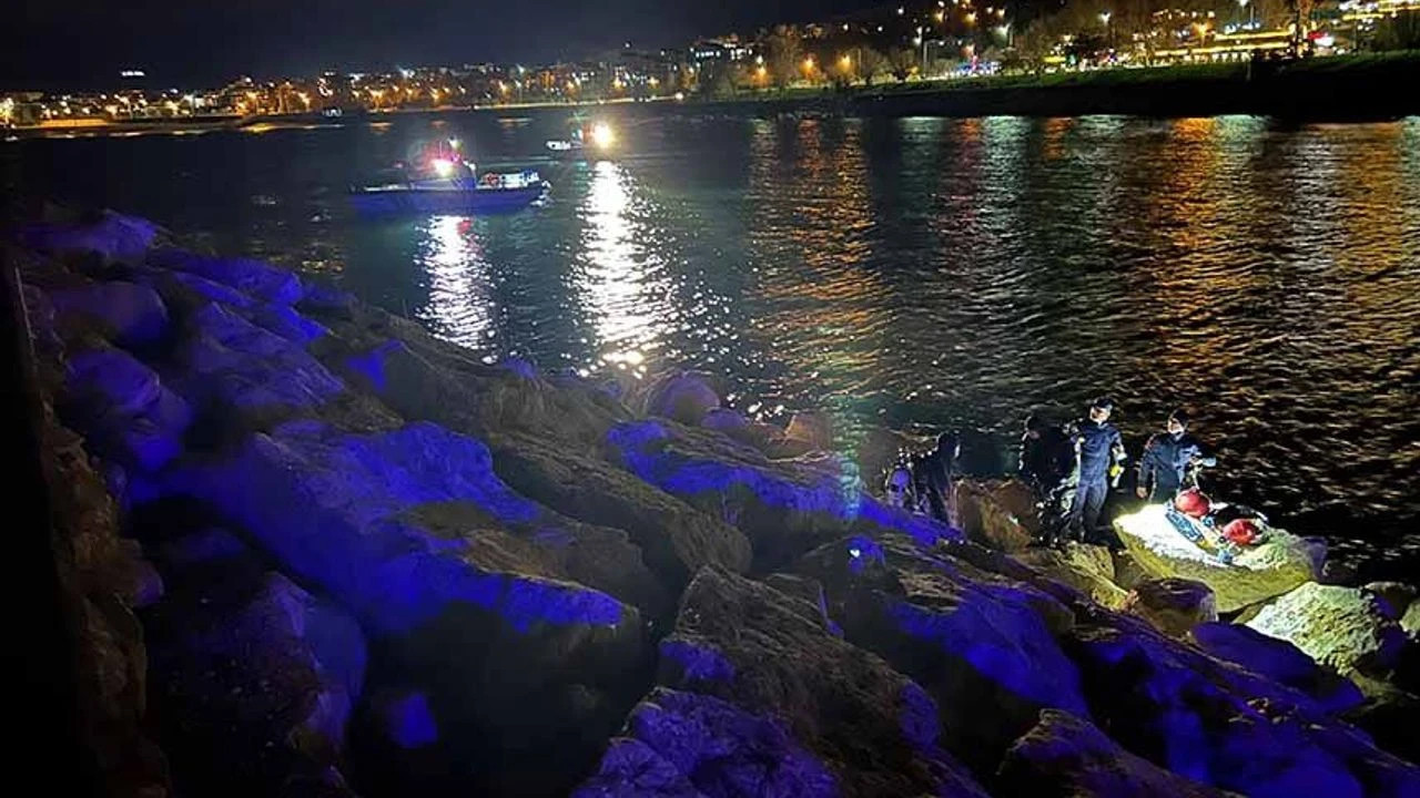 Van Gölü’ne düşen şahıs için kurtarma çalışması