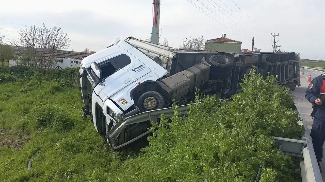 Edirne’de kontrolden çıkan tır yoldan çıkarak devrildi