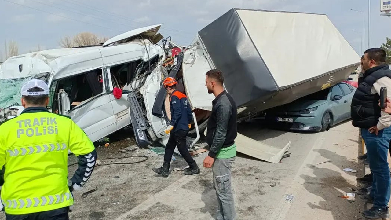 Kırşehir’de korkunç kaza: Yaralıları kurtarmak için seferber oldular