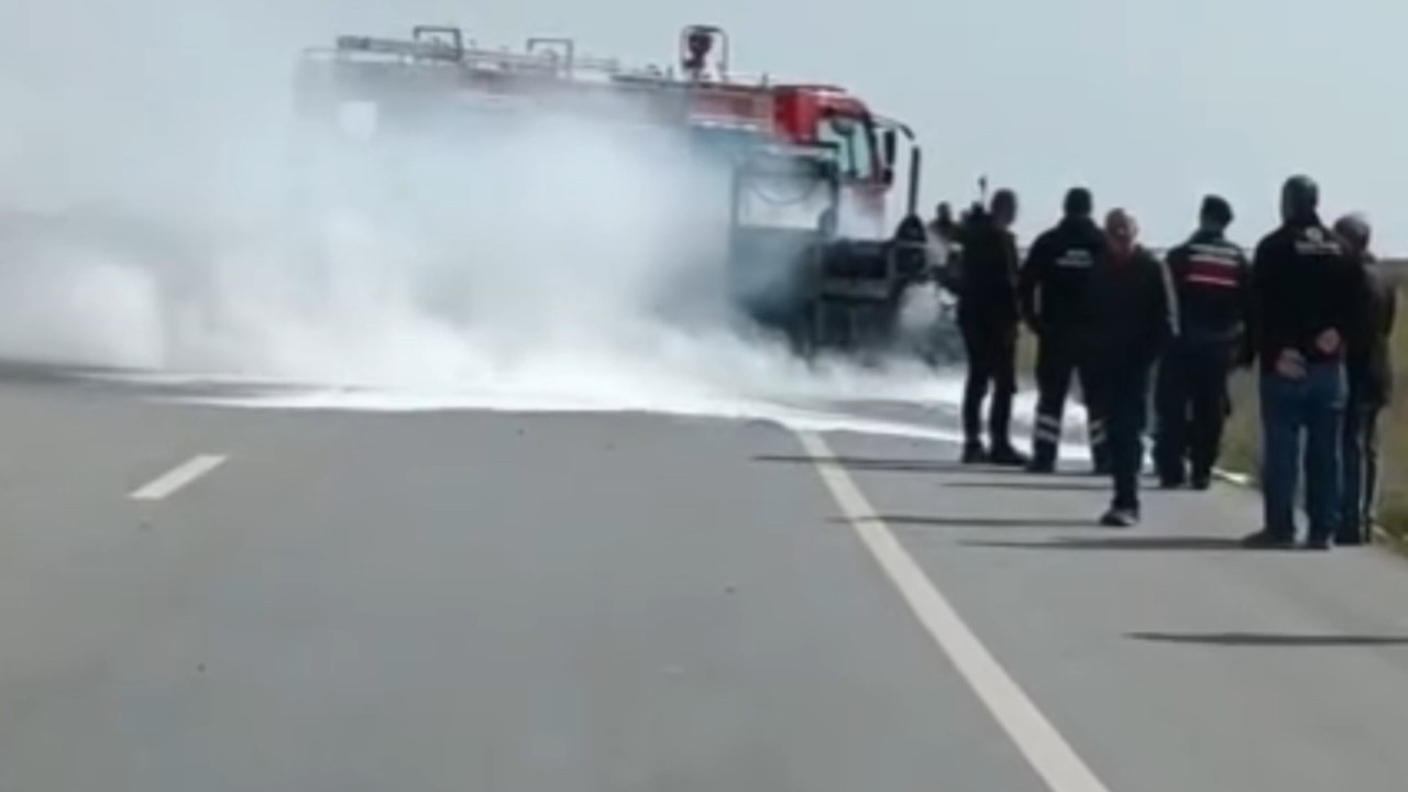 Seyir halindeki iş makinesi alevlere teslim oldu