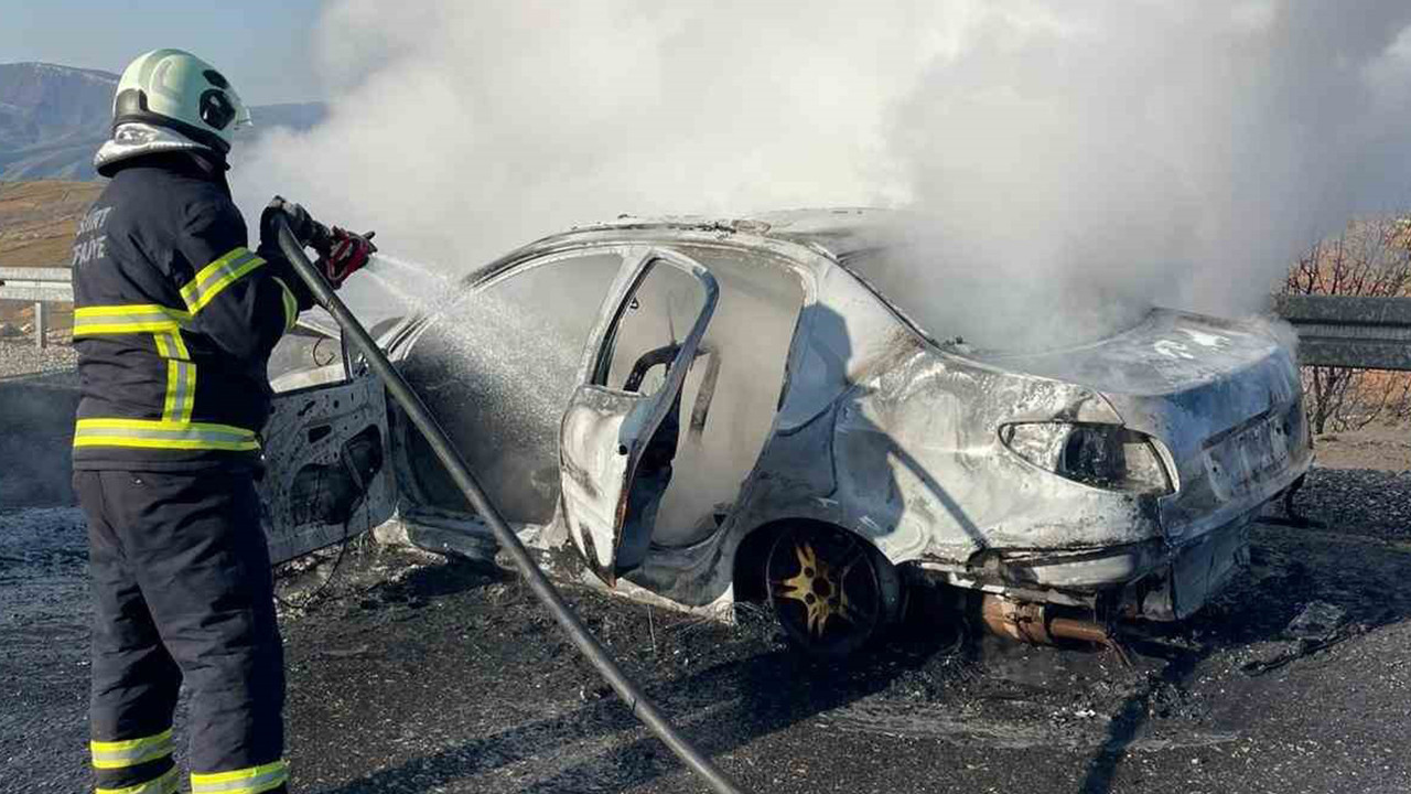 Siirt’te otomobil alev alev yandı