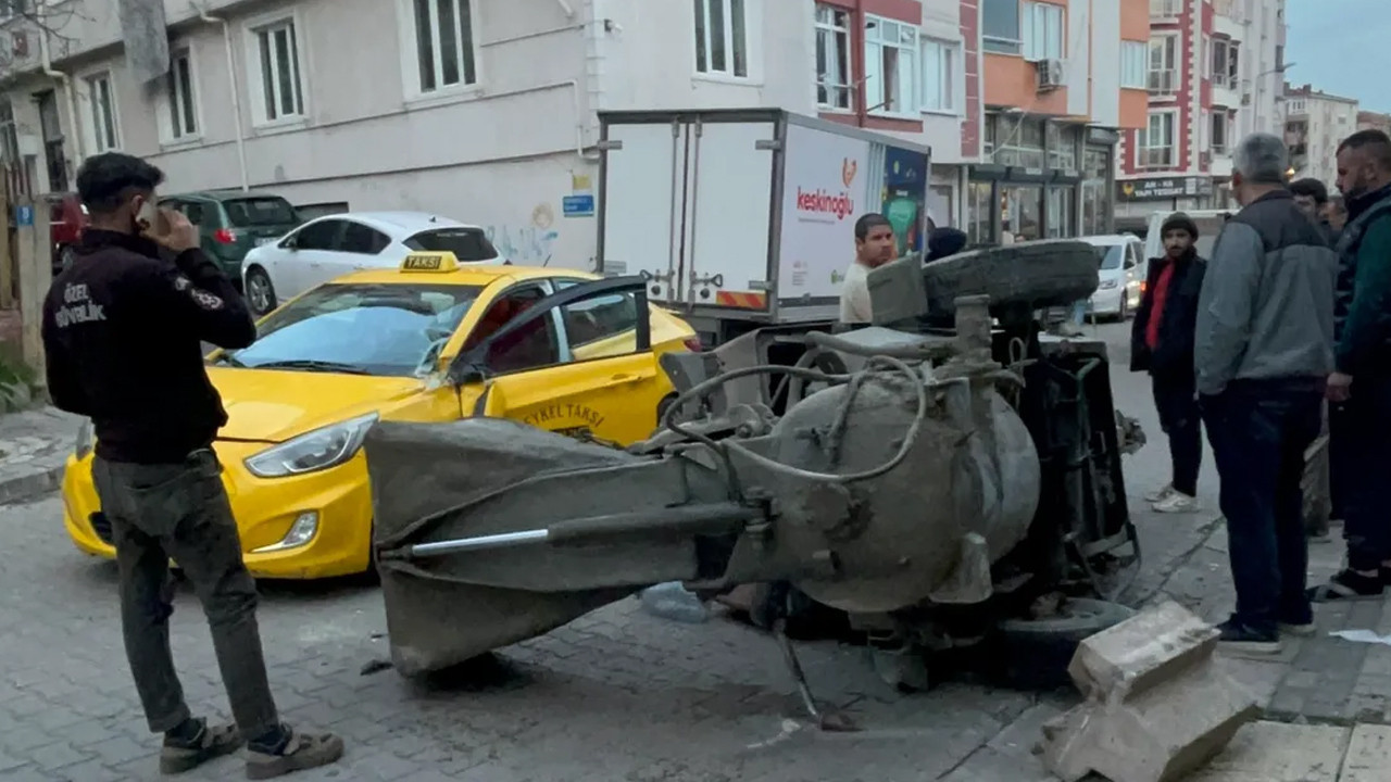 Tekirdağ'da harç karma makinesi, taksinin üzerine devrildi