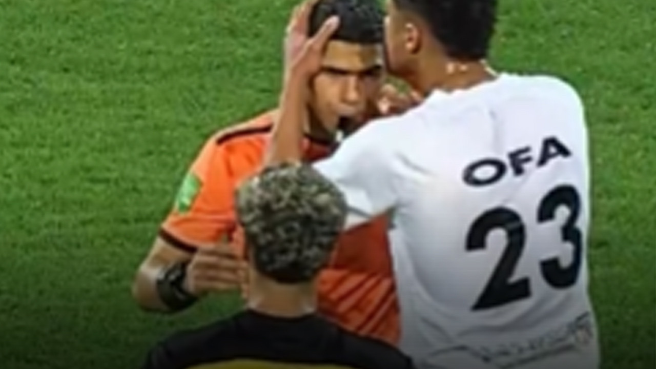 VAR kararına ilginç tepki: Golü veren hakemi alnından öptü