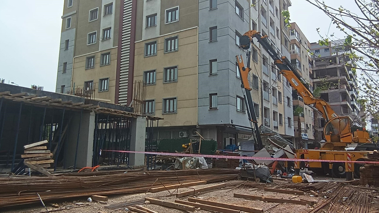 Vinç kolu güvenlik kulübesini ezdi: İzmir’de şantiyede can pazarı: 2 yaralı