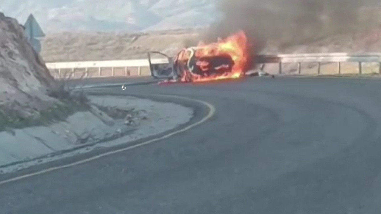 Yanan otomobil alev topuna döndü