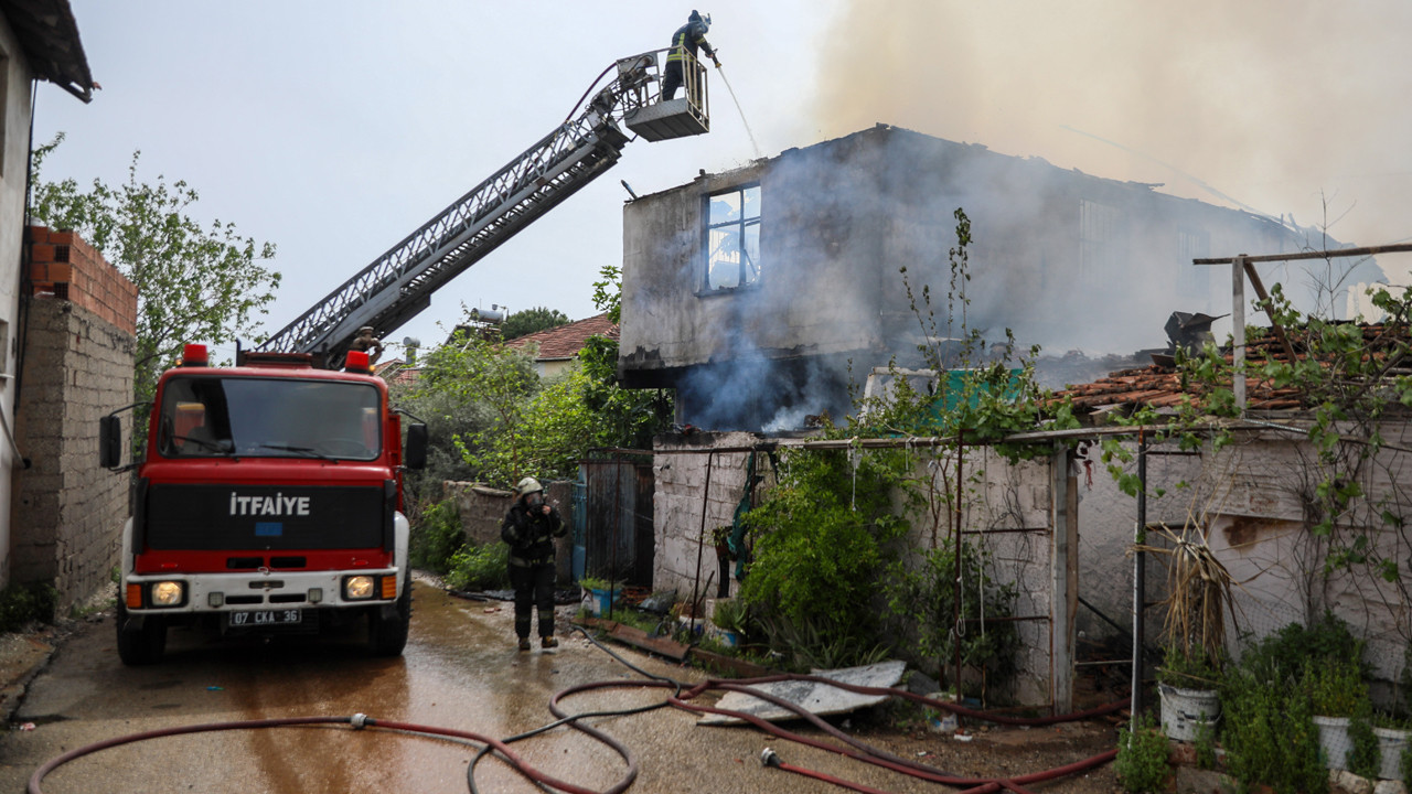 Yangında can pazarı: İki kardeş son anda kurtarıldı