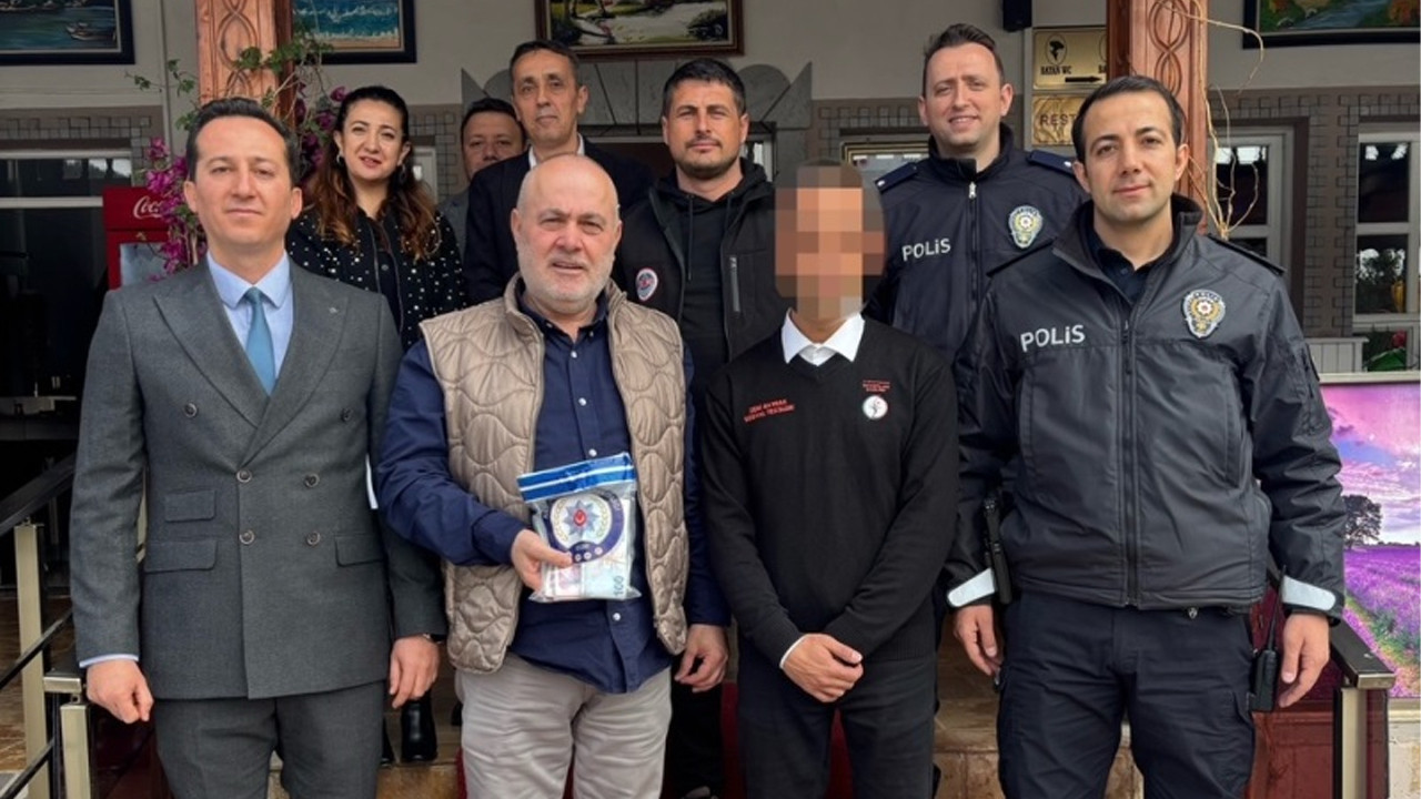 Bilecik'te hükümlü garson bulduğu yüklü miktarda parayı sahibine teslim etti