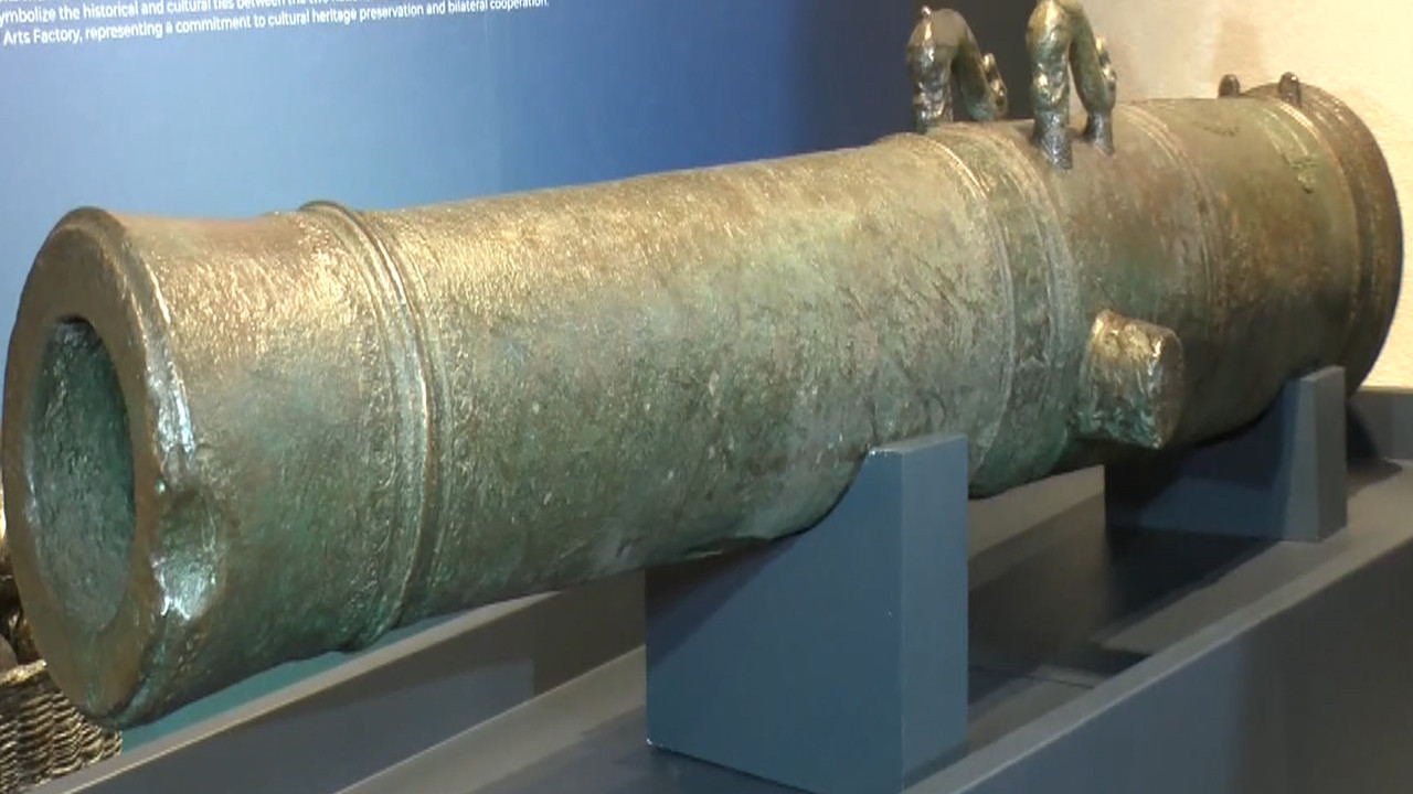 Gemide unutulan top: Dekor zannediliyordu: Paha biçilemiyor