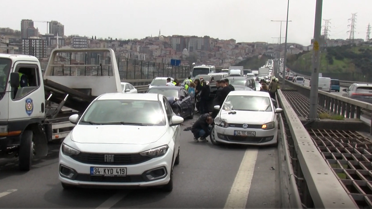 İstanbul'da viyadükte zincirleme kaza: 7 araç birbirine girdi