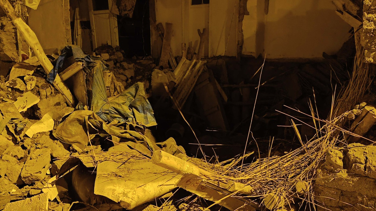 Kayseri'de korkutan çökme: Kerpiç ev yerle bir oldu