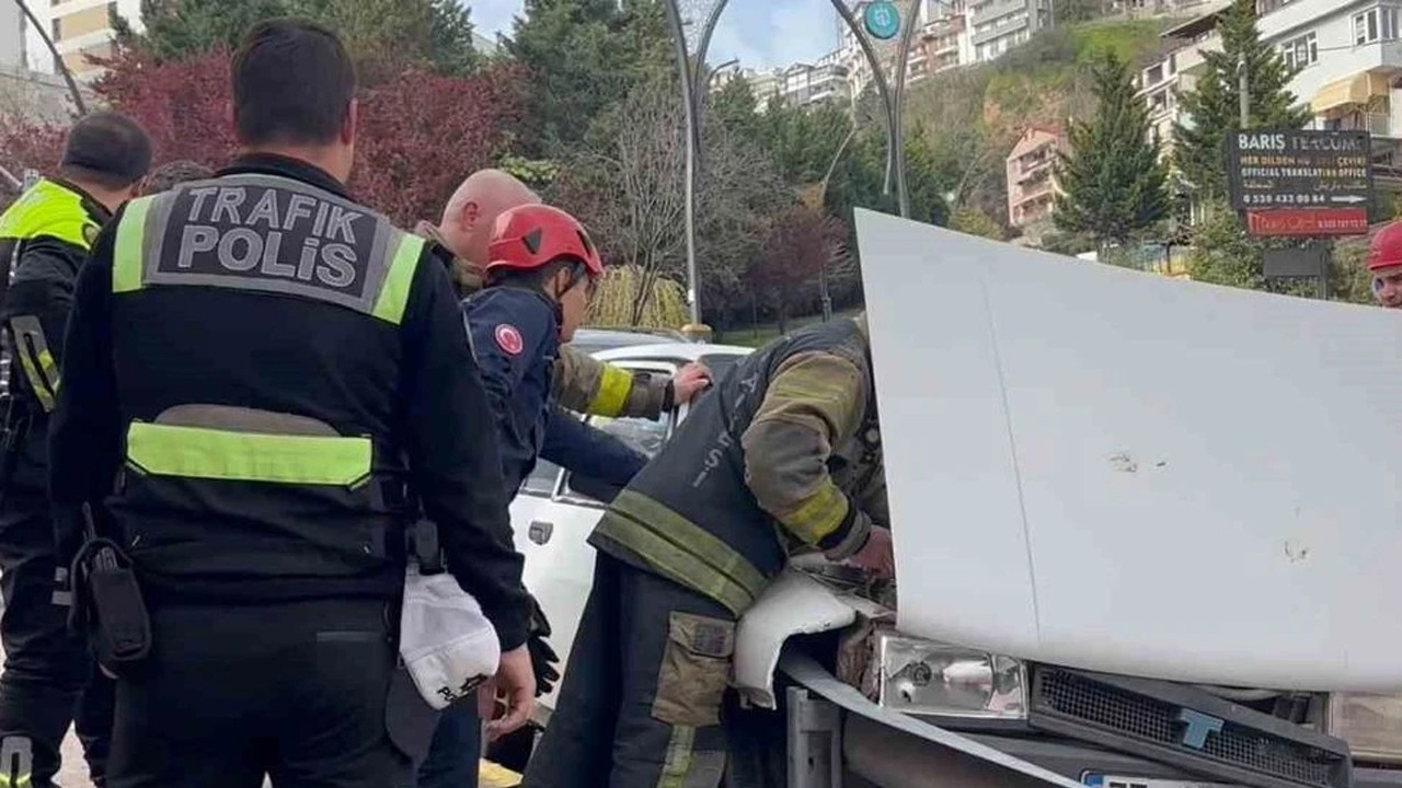 Kocaeli’de freni tutmayan otomobil bariyerlere çarptı