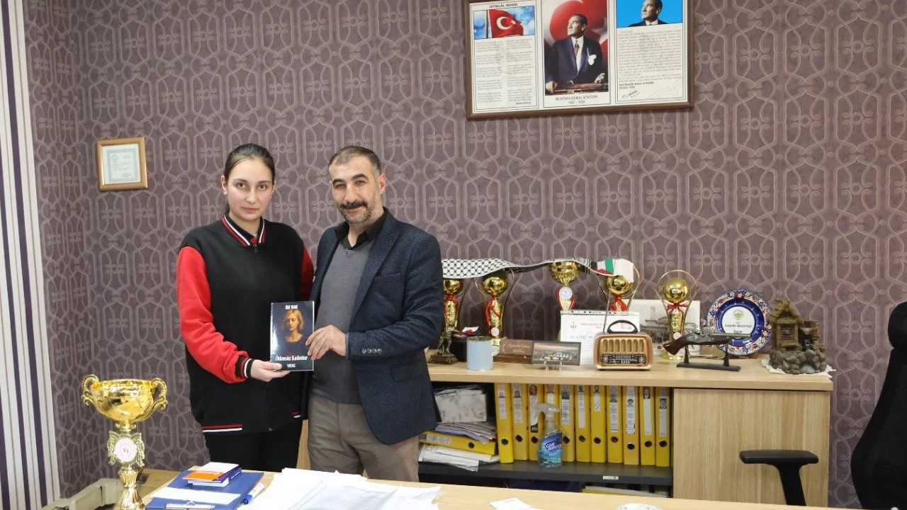 Lise öğrencisi kadın ölümlerini konu alan roman yazdı