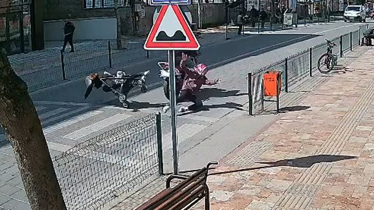Motosiklet terörü: Bebeği ile anne savruldu