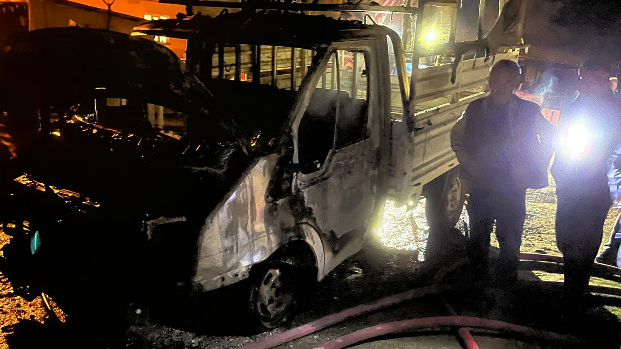 Park halindeki kamyonet alev alev yandı