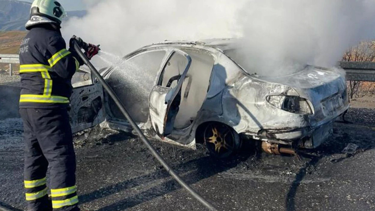 Siirt’te seyir halindeki otomobil alev alev yandı: 4 kişilik aile mucizevi şekilde kurtuldu