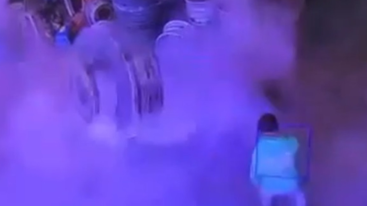 Tamir servisinde lastik bomba gibi patladı: Kameraya anbean yansıdı