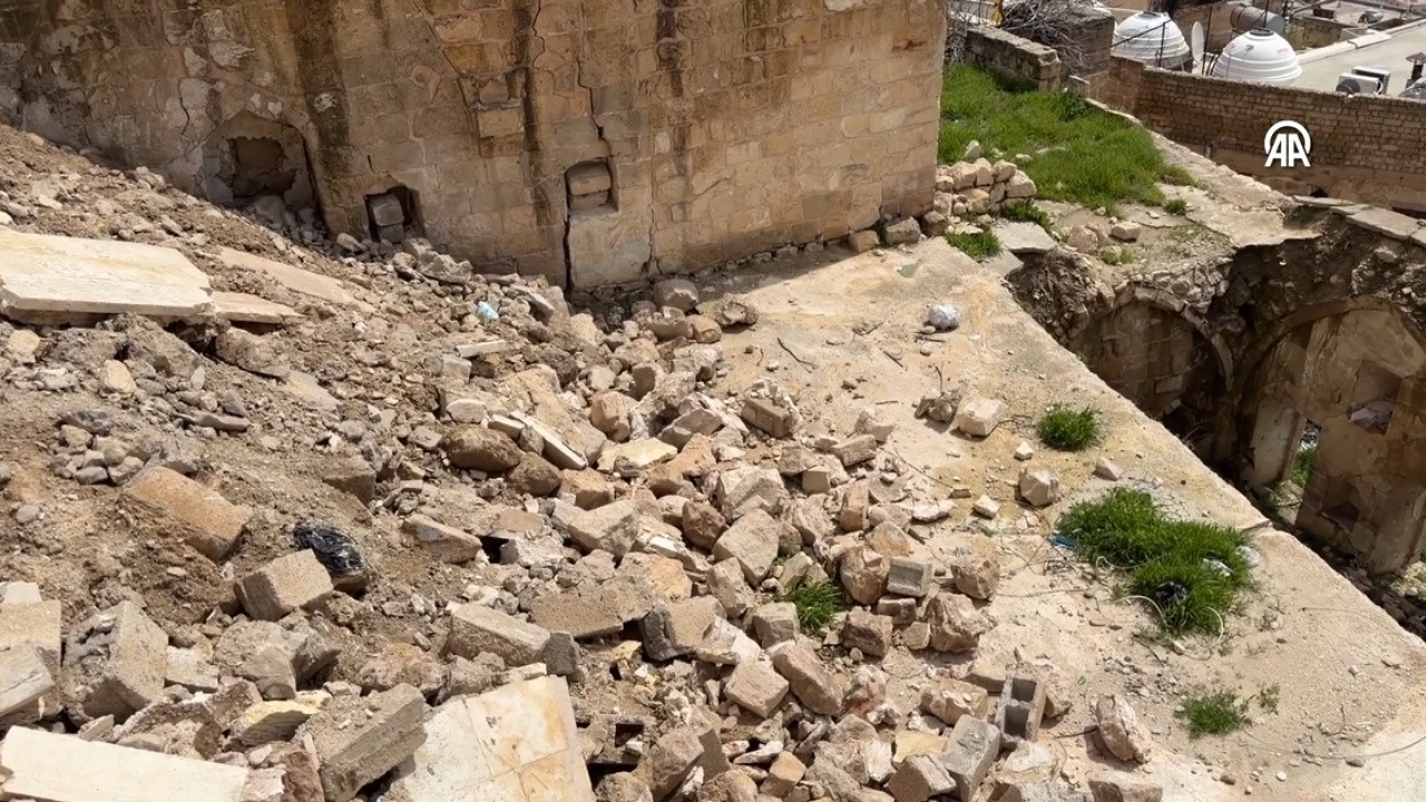 Tarihi sit alanında korkutan çökme