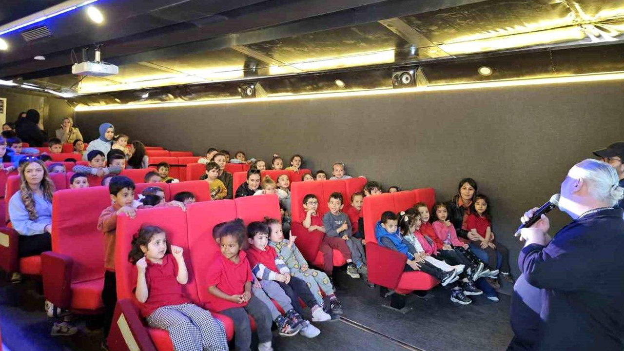 300 öğrenci tırda sinemayla buluştu