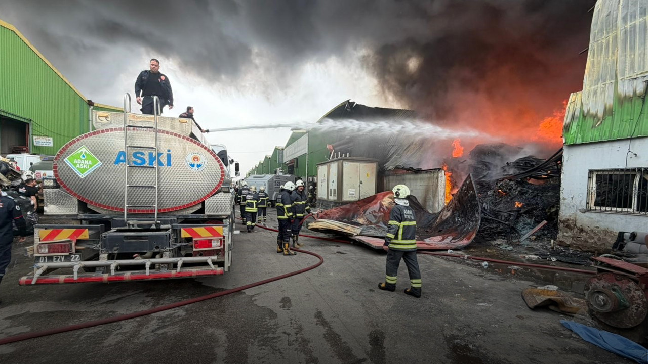Adana’da alevler gökyüzünü sardı: Geri dönüşüm tesisinde yangın