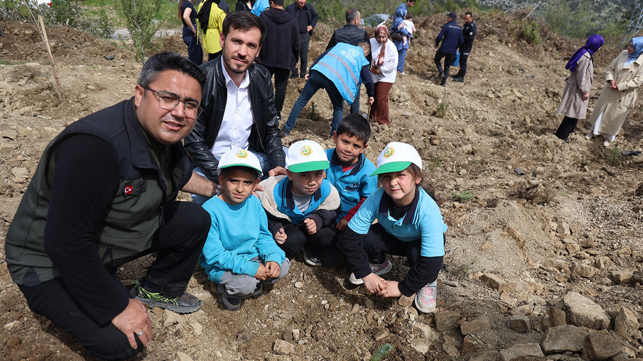 Adana'nın Kozan ilçesinde 1000 fidan toprakla buluştu