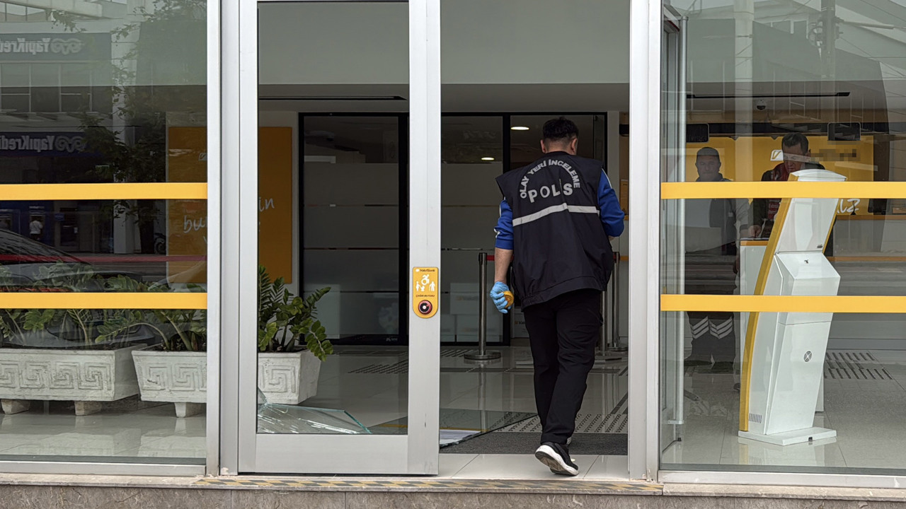 Antalya'da bankaya gizemli saldırı: Camları kırıp kaçtılar