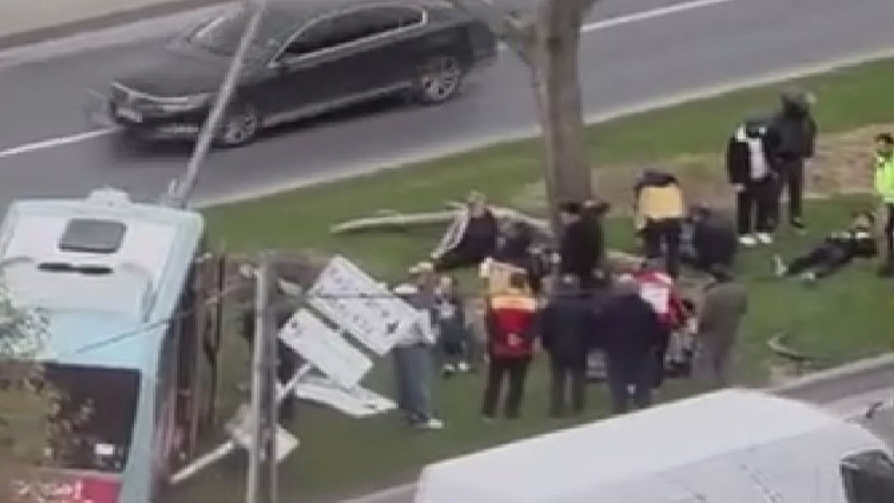 Dolmuş bariyerlere ok gibi saplandı: Çok sayıda yaralı var