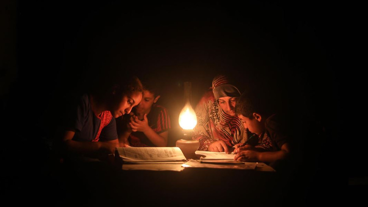 Gazze'de Filistinli esirler için mum ışığı nöbeti