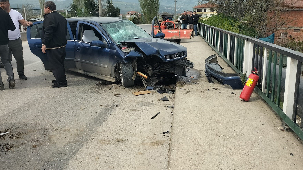 Sakarya'da otomobil ile traktör çarpıştı: 3 kişi yaralandı