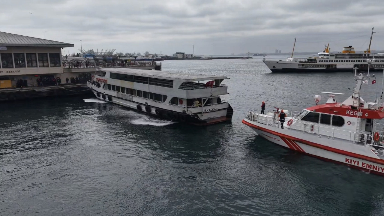 Teknenin makine dairesinde yangın çıktı: Kadıköy iskelesinde hareketli anlar