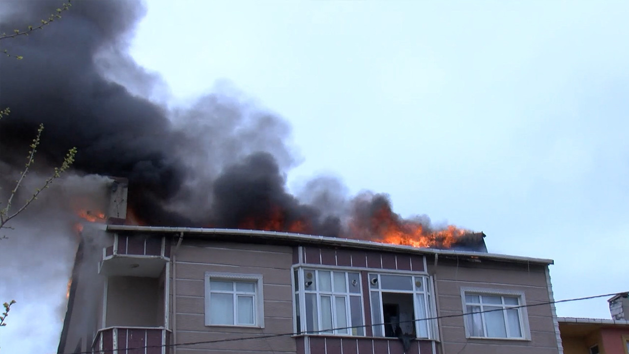 Ümraniye’de binanın çatısı alevlere teslim oldu