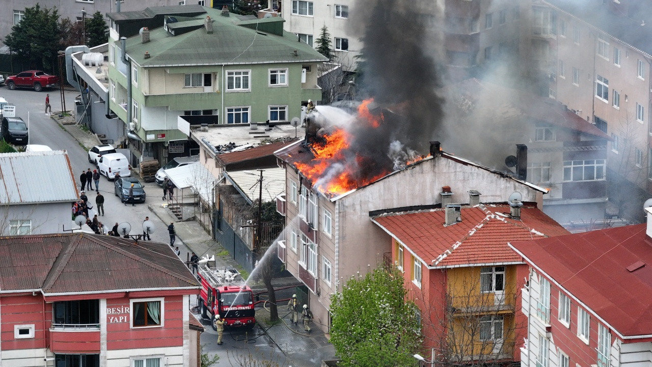 Ümraniye'de bir binanın çatısında yangın
