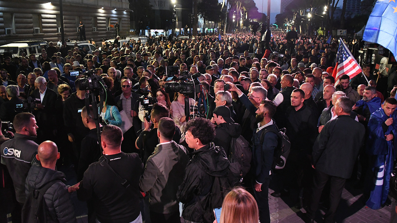 Arnavutluk’ta hükümete karşı gösteriler sürüyor