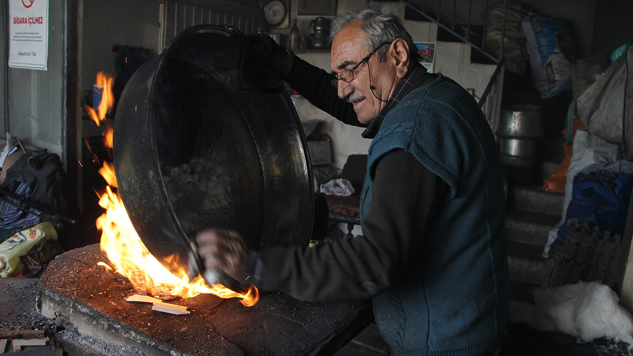 Bakıra can veren usta: 10 yaşında başladı, 63 yıldır aralıksız yapıyor
