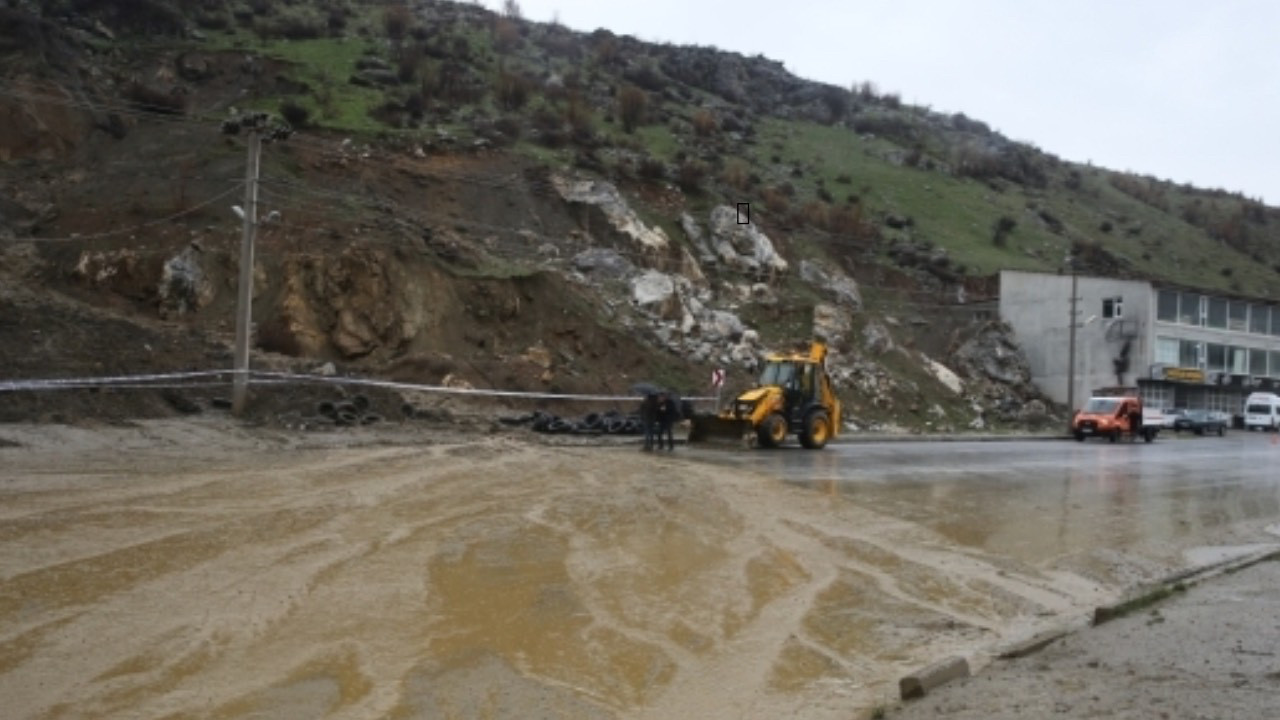 Bitlis’te sağanak heyelanı tetikledi